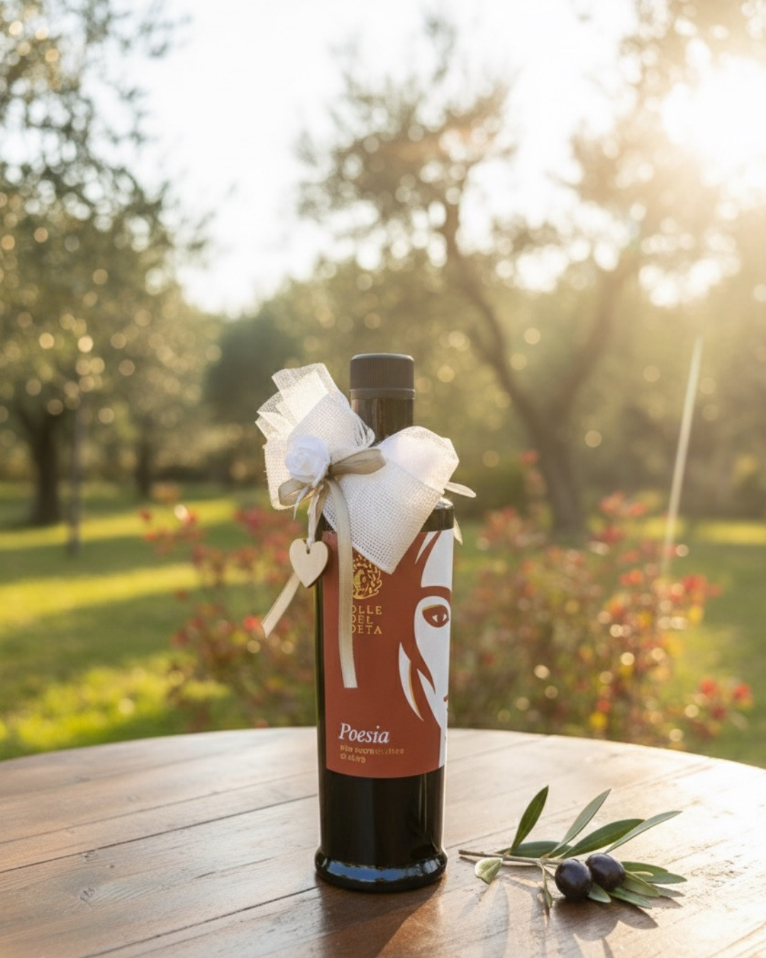 bomboniera-bottiglia-poesia-500ml-cuoricino-nastro Bomboniera con bottiglia di olio extra vergine di oliva Poesia, confezionata con fiocco, nastri e cuoricino